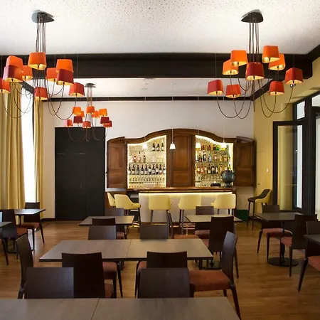 College Des Doctrinaires, Hotel, Et