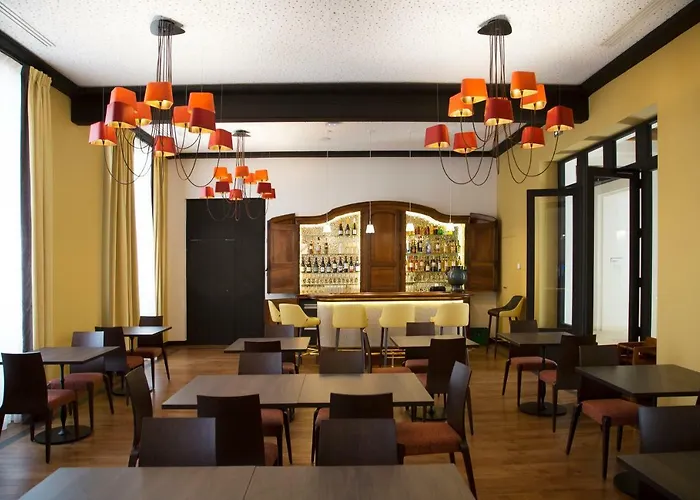 College Des Doctrinaires, Hotel, Et