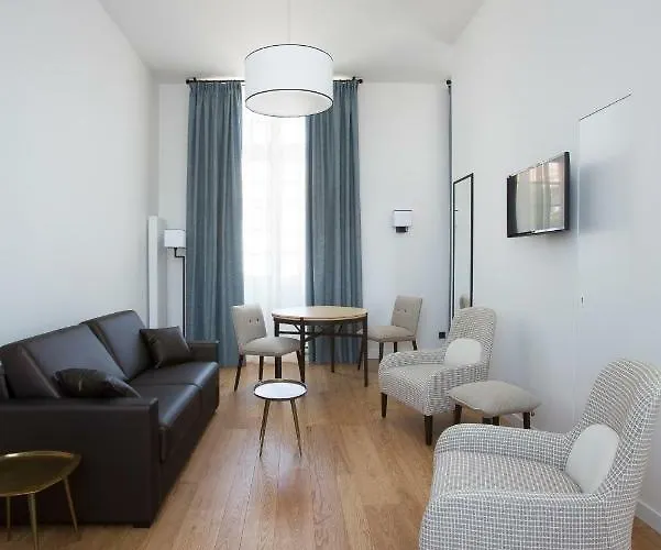 College Des Doctrinaires, Hotel, Et Отель